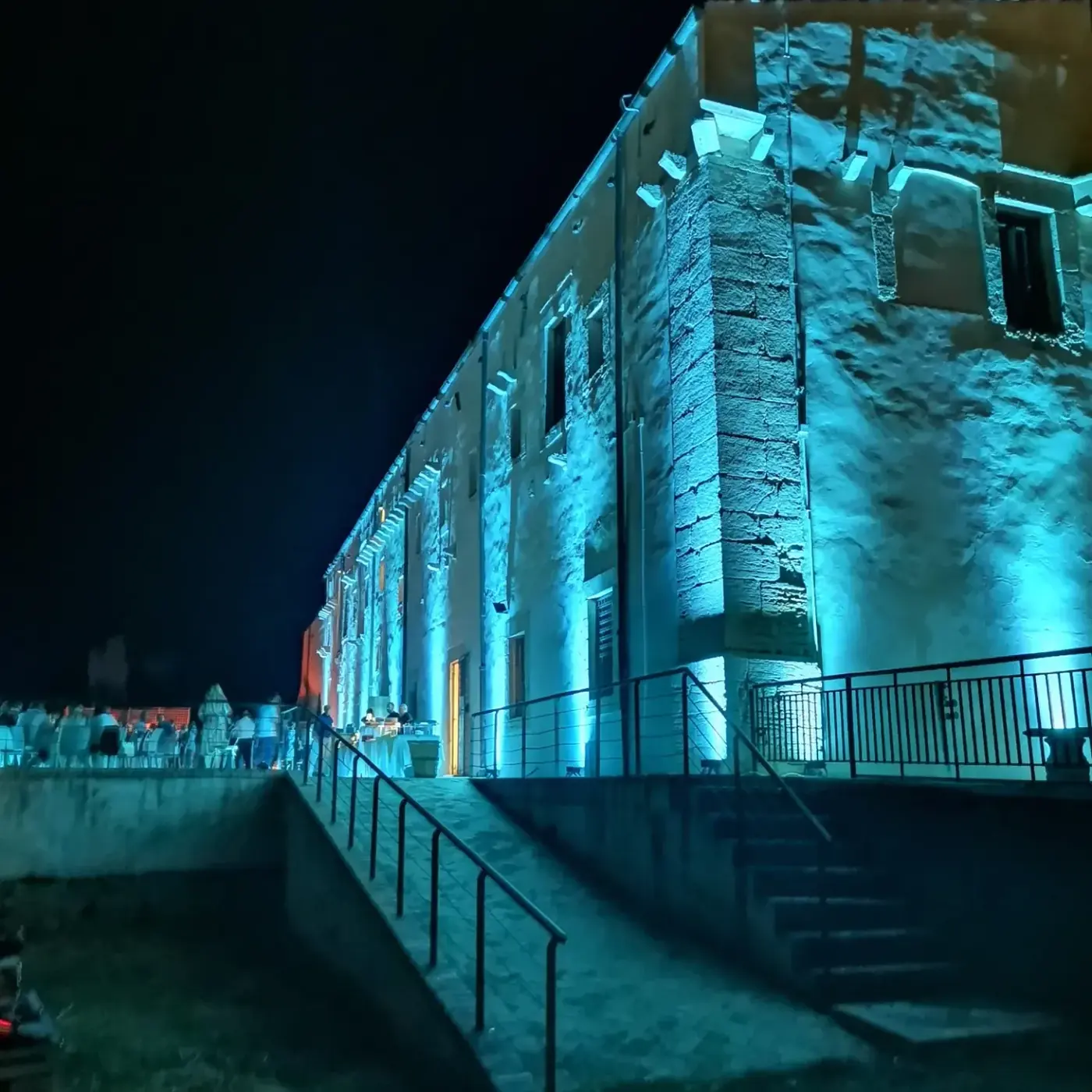 Illuminazione architetturale in azzurro