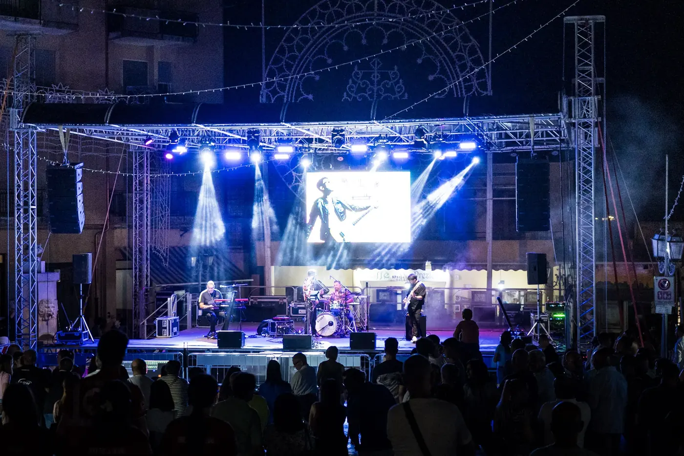 Concerto in piazza: band sul palco, ledwall e teste mobili