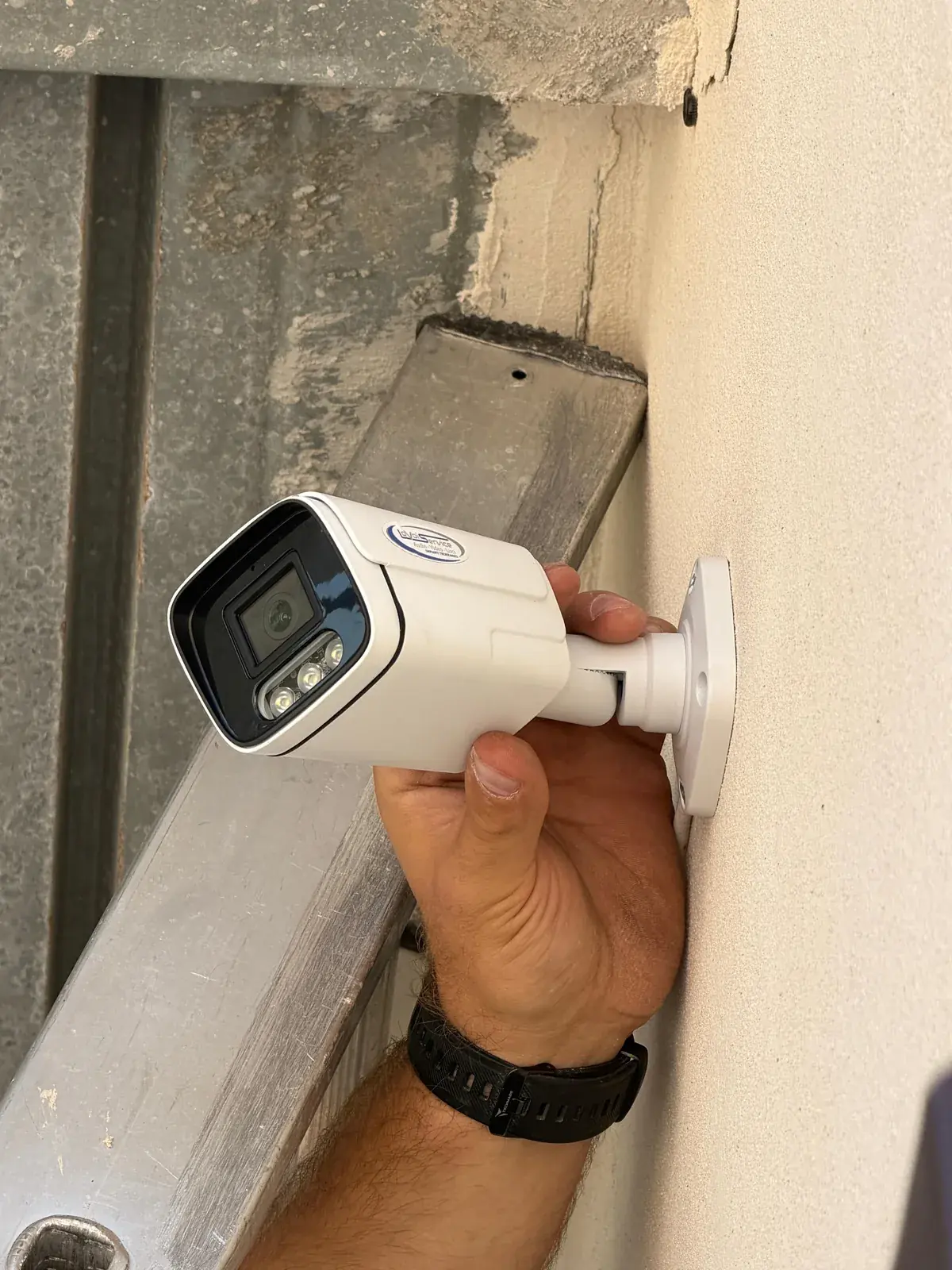 Telecamera di videosorveglianza Lo Voi Service montata a parete